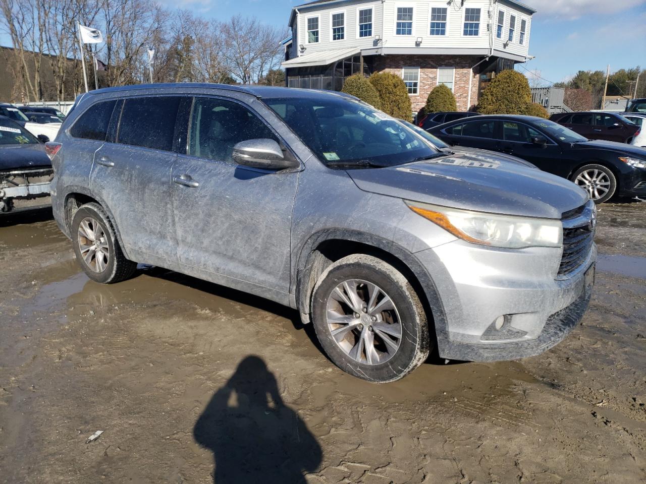 2015 Toyota Highlander VIN 5TDJKRFH3FS142803 Copart auction photo, normal wear / minor dent/scratches damage thumbnail 4