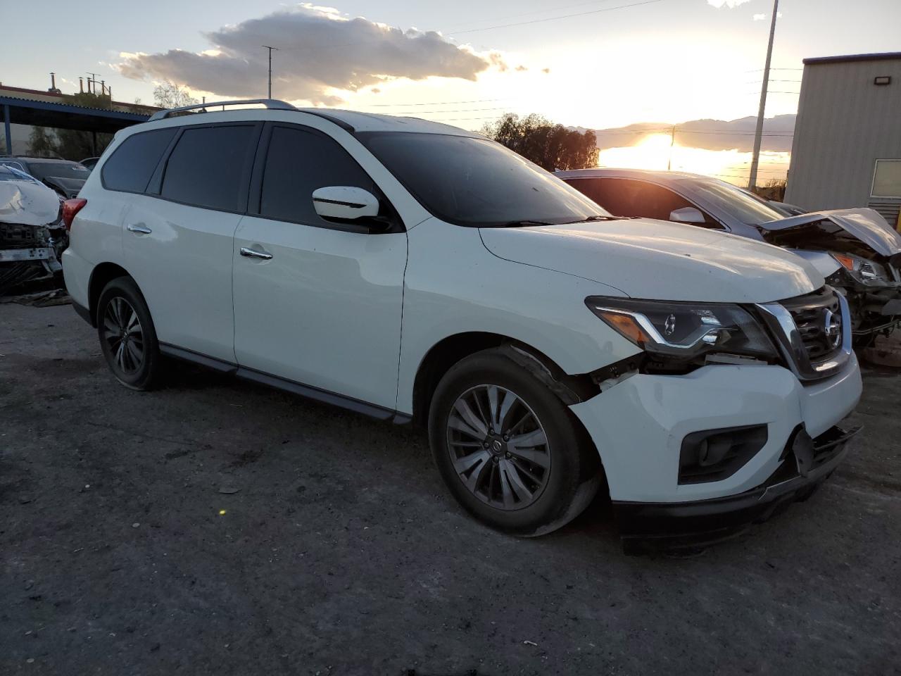 2017 Nissan Pathfinder VIN 5N1DR2MNXHC686613 Copart auction photo, front end damage thumbnail 4