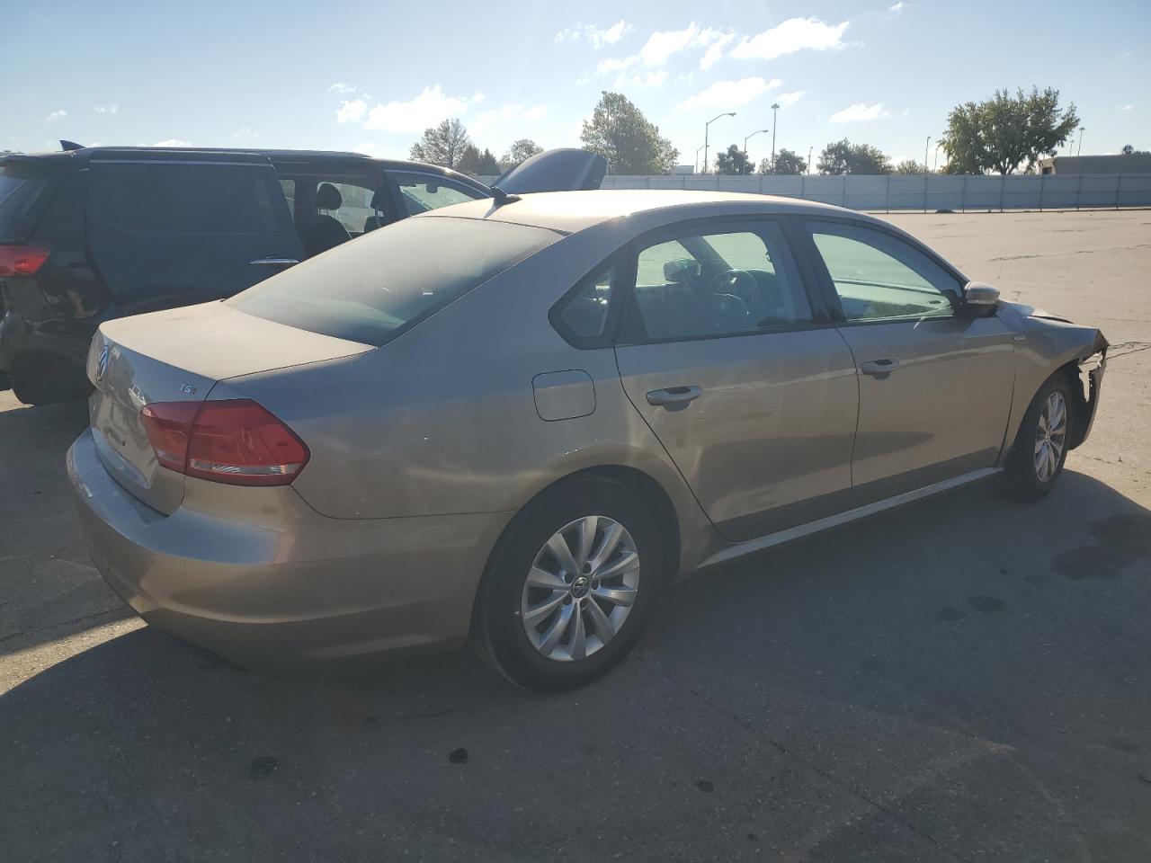 2015 Volkswagen Passat VIN 1VWAT7A33FC029008 Copart auction photo, front end / minor dent/scratches damage thumbnail 3