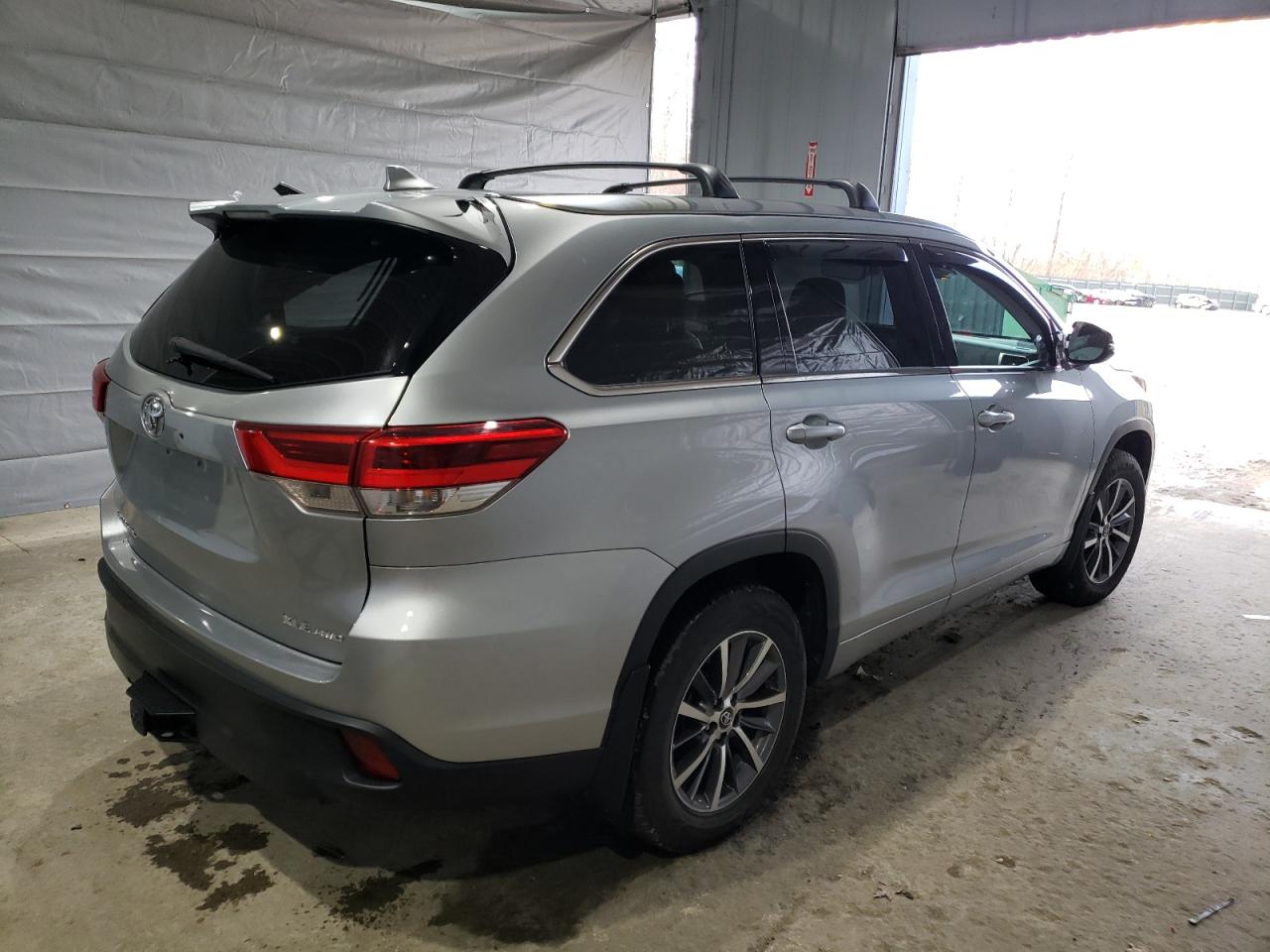 2018 Toyota Highlander VIN 5TDJZRFH6JS890305 Copart auction photo, top/roof / side damage thumbnail 3