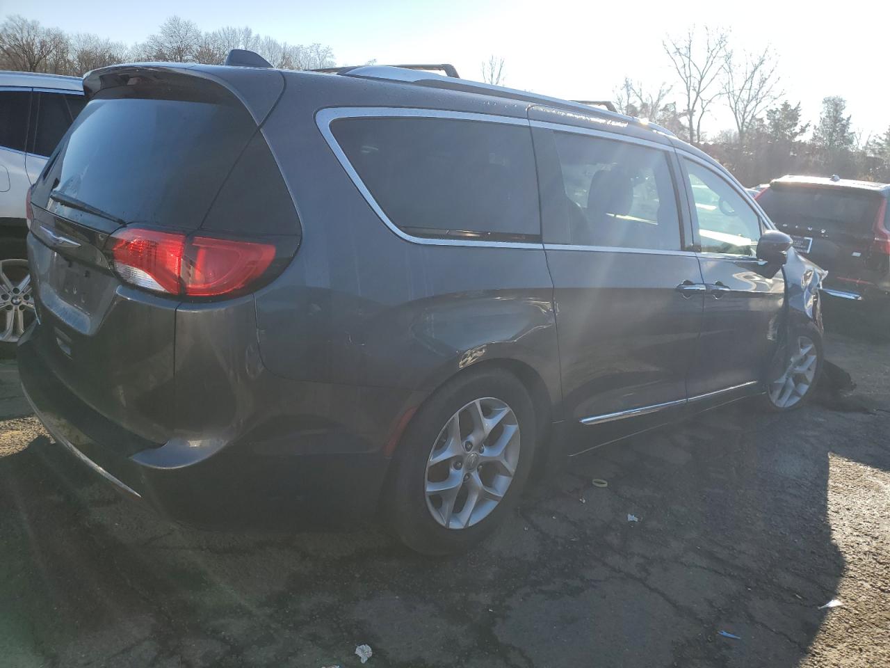 2018 Chrysler Pacifica VIN 2C4RC1BG4JR270516 Copart auction photo, all over damage thumbnail 3