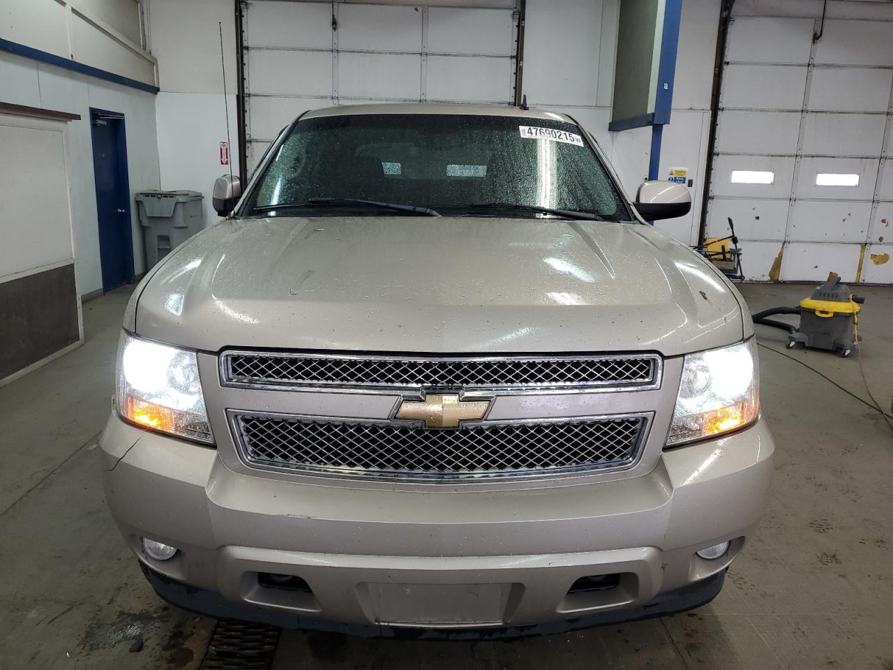 2008 Chevrolet Avalanche VIN 3GNFK12358G143395 Copart auction photo, minor dent/scratches damage thumbnail 5