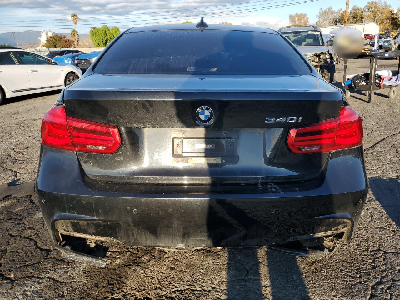2017 BMW 3er VIN WBA8B3C37HK777633 Copart auction photo, front end / undercarriage damage thumbnail 6
