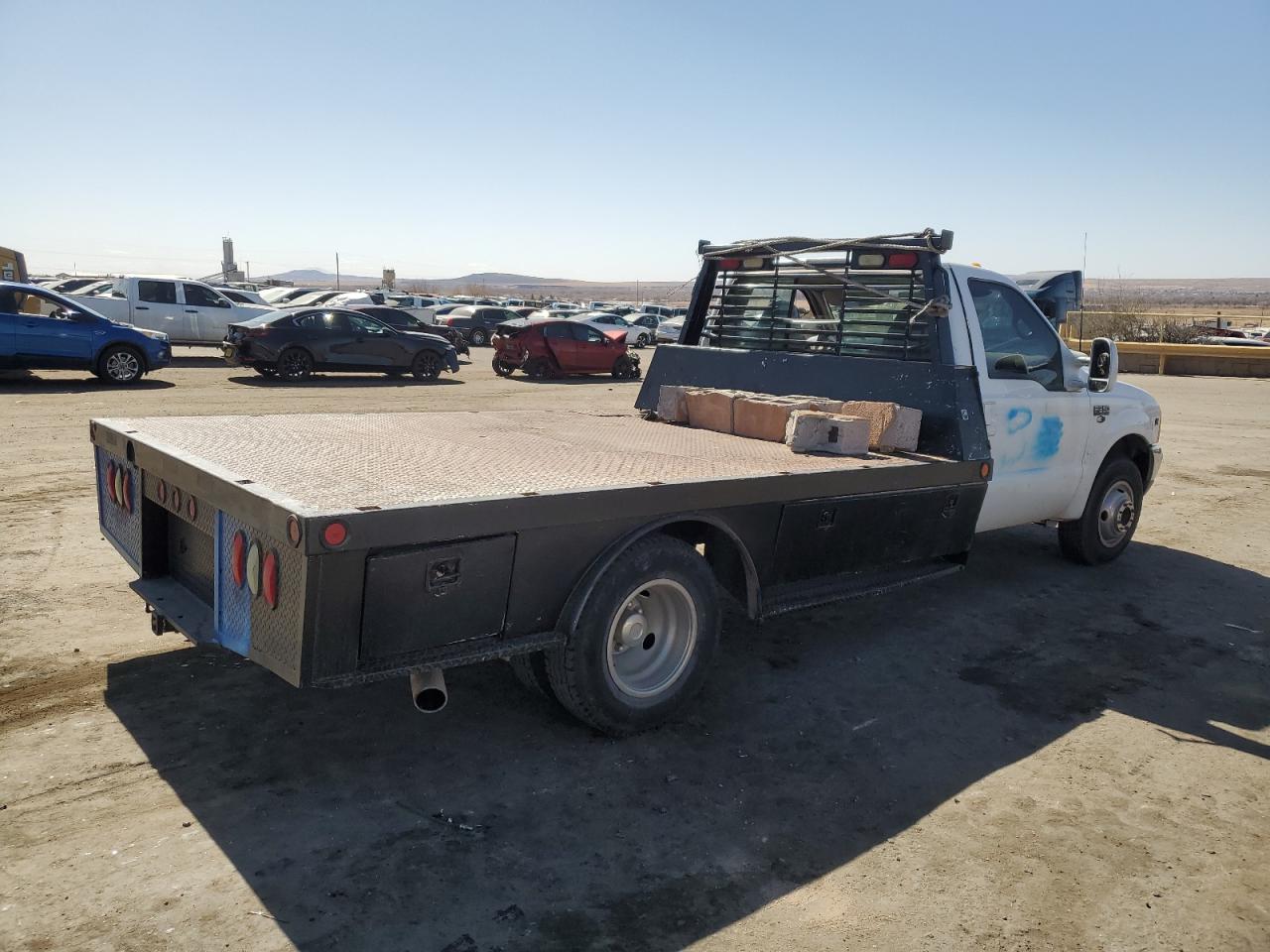 2000 Ford F350 VIN 1FDWF36S0YEB58190 Copart auction photo, vandalism damage thumbnail 3