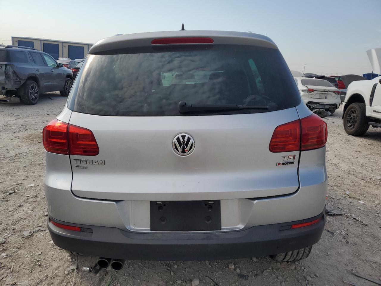 2017 Volkswagen Tiguan VIN WVGSV7AX9HK003585 Copart auction photo, front end / minor dent/scratches damage thumbnail 6