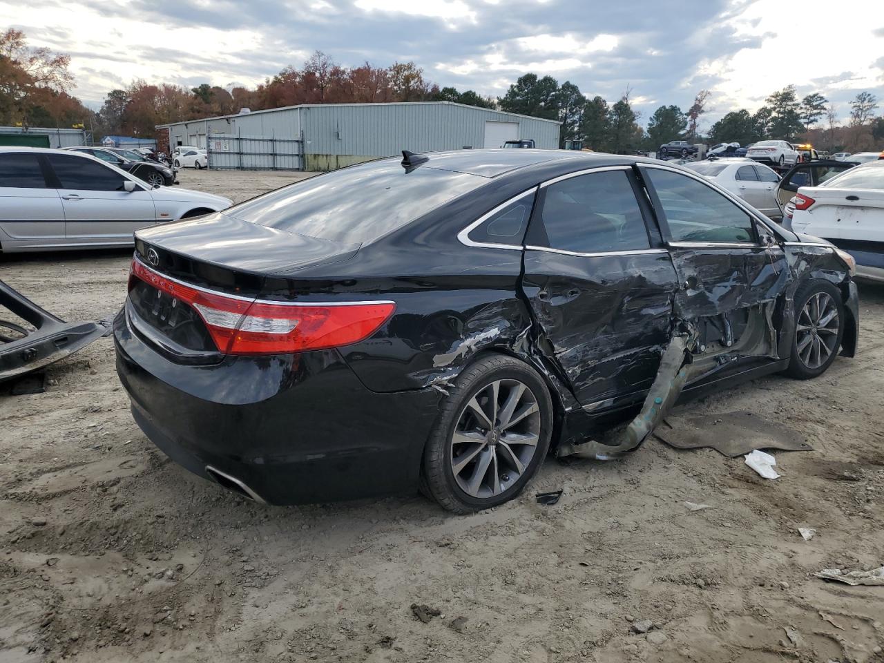 2017 Hyundai Azera VIN KMHFG4JG4HA583053 Copart auction photo, side / minor dent/scratches damage thumbnail 3