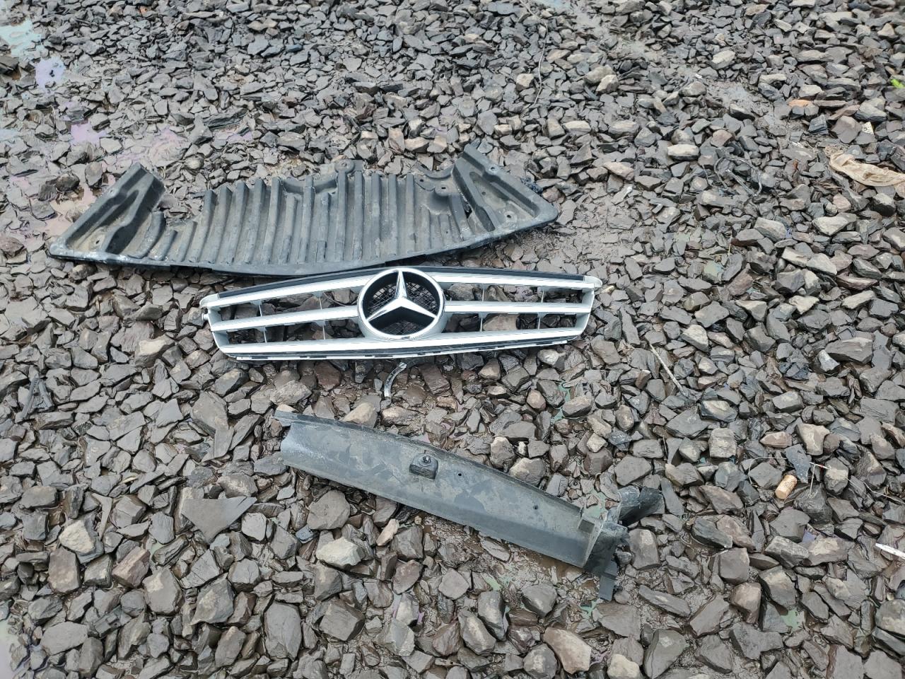 2011 Mercedes-Benz C-klasse VIN WDDGF8BB7BR147219 Copart auction photo, front end / side damage thumbnail 14