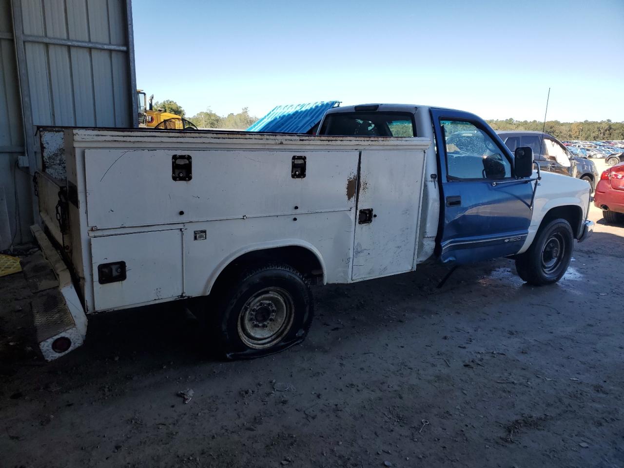 1998 Chevrolet GMT-400 VIN 1GBGC24R7WZ246921 Copart auction photo, side damage thumbnail 3