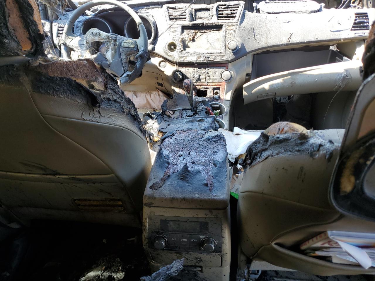 2010 Toyota Highlander VIN 5TDYK3EH0AS009583 Copart auction photo, burn damage thumbnail 8