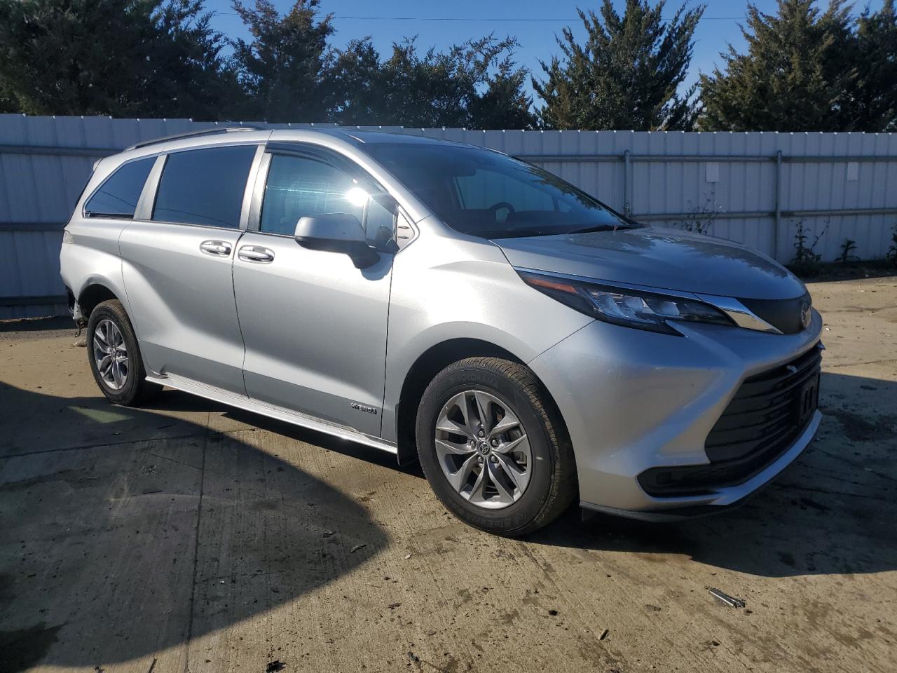 2021 Toyota Sienna VIN 5TDKRKEC5MS031518 Copart auction photo, rear end / minor dent/scratches damage thumbnail 4