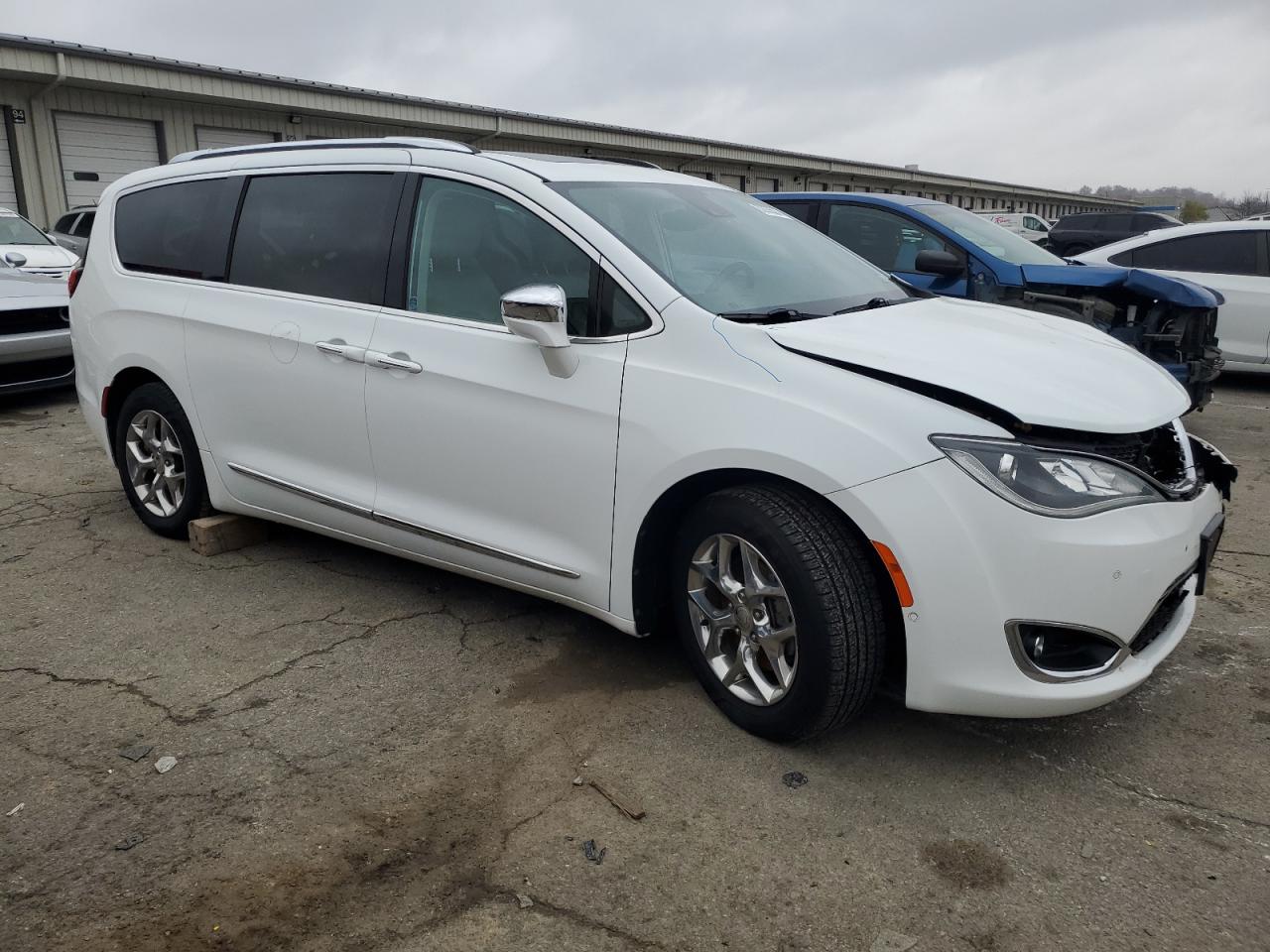 2017 Chrysler Pacifica VIN 2C4RC1GGXHR611243 Copart auction photo, front end / mechanical damage thumbnail 4