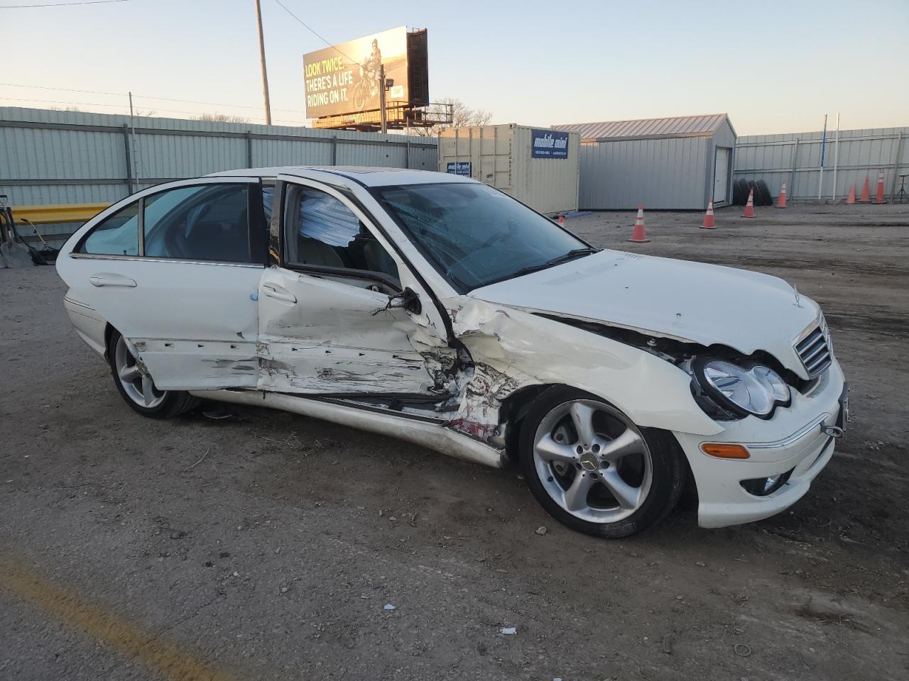 2005 Mercedes-Benz C-klasse VIN WDBRF40J35F689895 Copart auction photo, all over / mechanical damage thumbnail 4