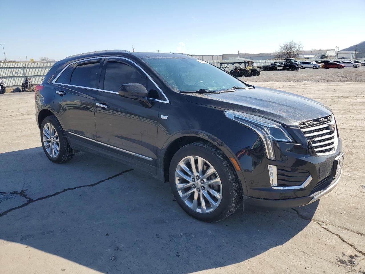 2017 Cadillac XT5 VIN 1GYKNFRS9HZ191582 Copart auction photo, front end / minor dent/scratches damage thumbnail 4