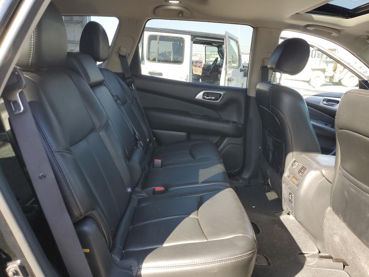 2017 Nissan Pathfinder VIN 5N1DR2MM1HC632351 Copart auction photo, front end / minor dent/scratches damage thumbnail 11