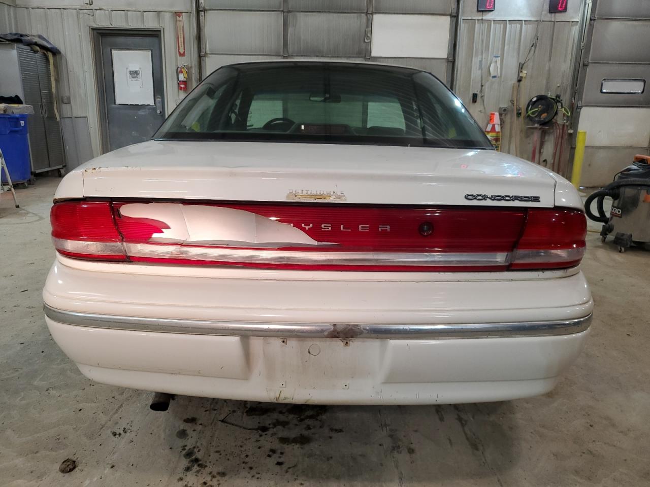 1996 Chrysler Concorde VIN 2C3HD56T1TH228499 Copart auction photo, minor dent/scratches / rear end damage thumbnail 6