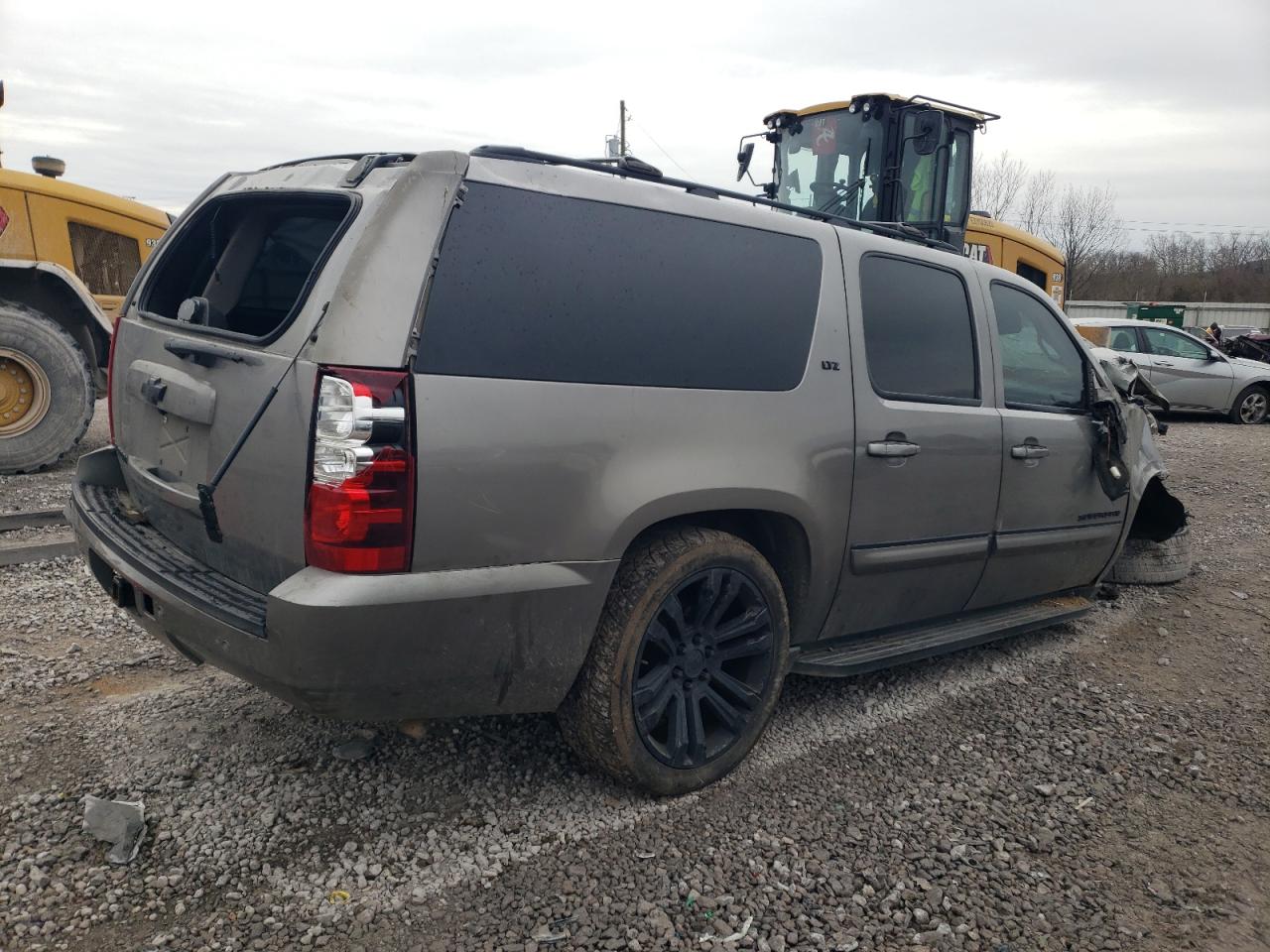2007 Chevrolet Suburban VIN 3GNFC16JX7G321404 Copart auction photo, front end / rear end damage thumbnail 3