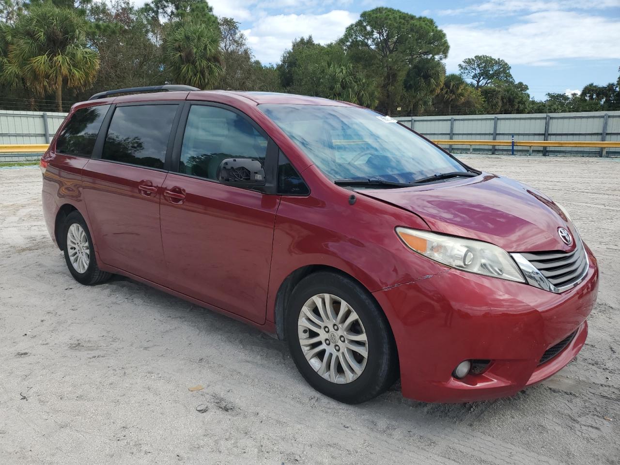 2011 Toyota Sienna VIN 5TDYK3DC1BS155935 Copart auction photo, mechanical / minor dent/scratches damage thumbnail 4