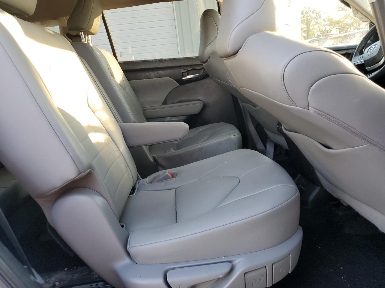 2022 Toyota Highlander VIN 5TDGZRBH0NS246319 Copart auction photo, all over / minor dent/scratches damage thumbnail 11