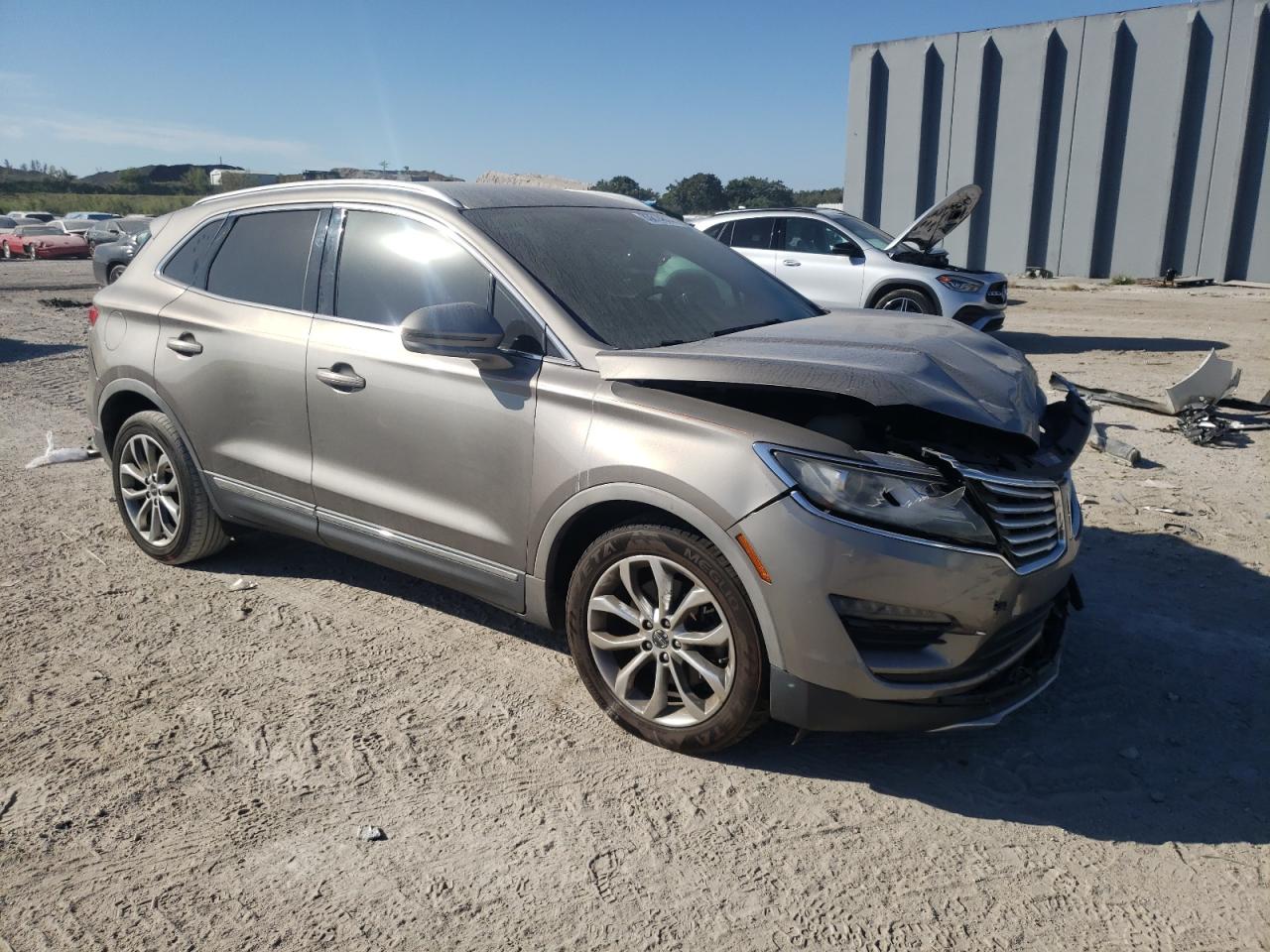 2017 Lincoln MKC VIN 5LMCJ2C91HUL57894 Copart auction photo, front end / minor dent/scratches damage thumbnail 4
