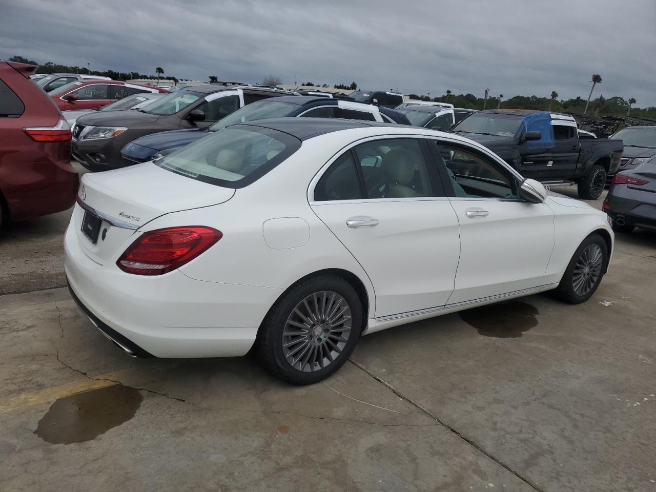 2015 Mercedes-Benz C-klasse VIN 55SWF4KB0FU020143 Copart auction photo, all over damage thumbnail 3