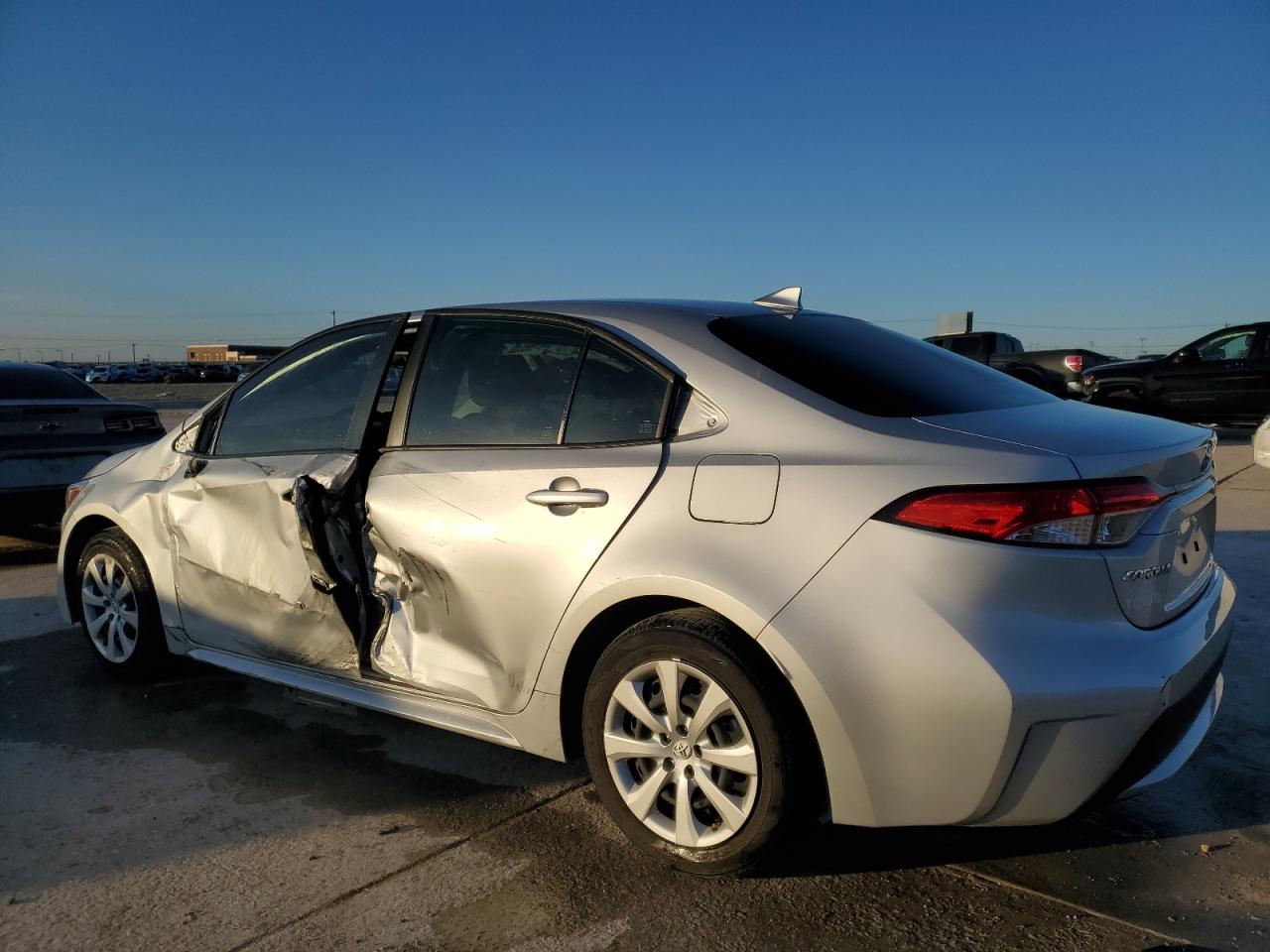 2022 Toyota Corolla VIN JTDEPMAE9NJ202050 Copart auction photo, side / minor dent/scratches damage thumbnail 2