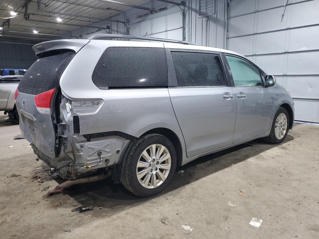 2011 Toyota Sienna VIN 5TDDK3DC8BS026315 Copart auction photo, rear end / minor dent/scratches damage thumbnail 3