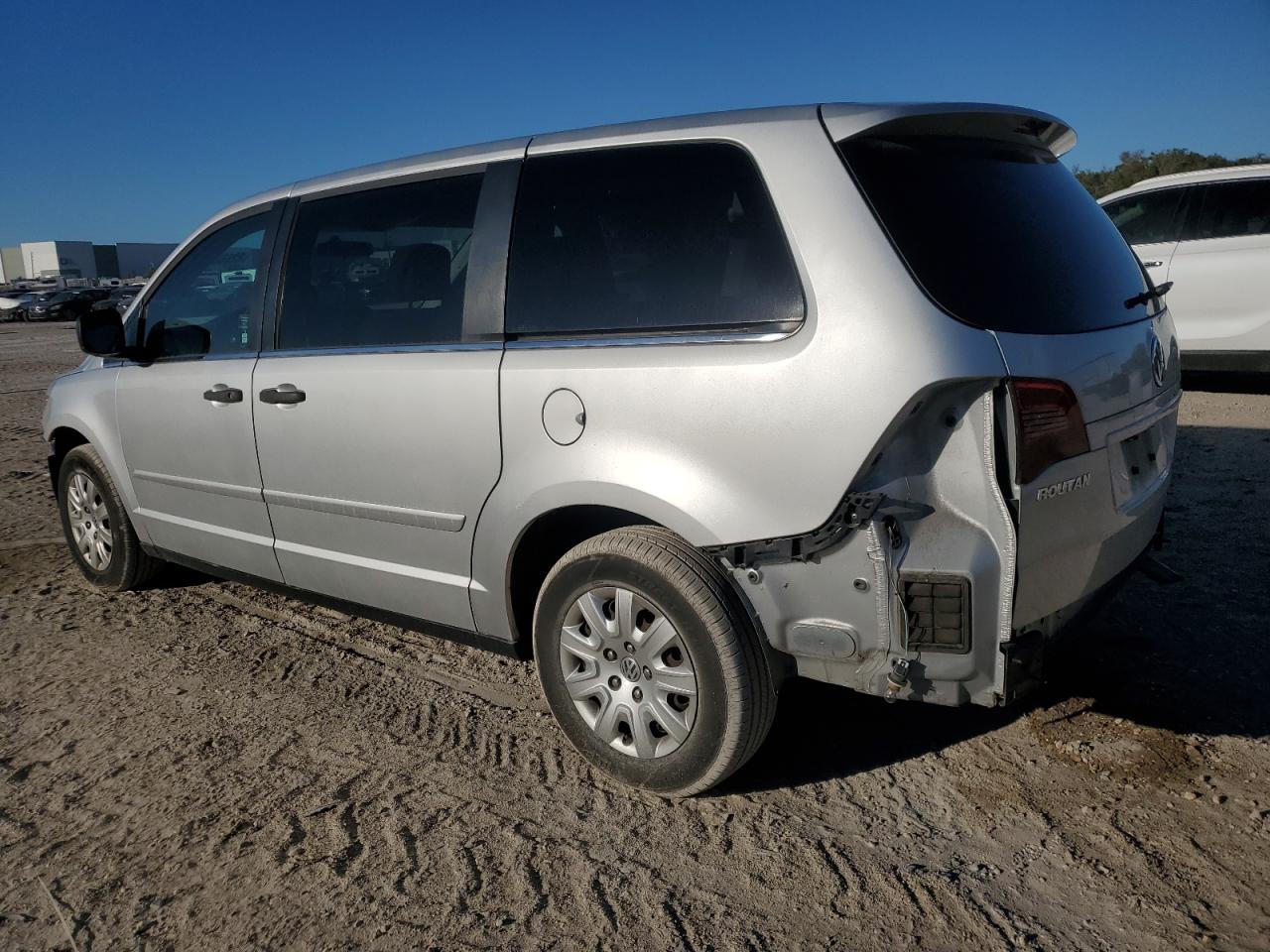 2010 Volkswagen Routan VIN 2V4RW4D11AR395660 Copart auction photo, front end damage thumbnail 2