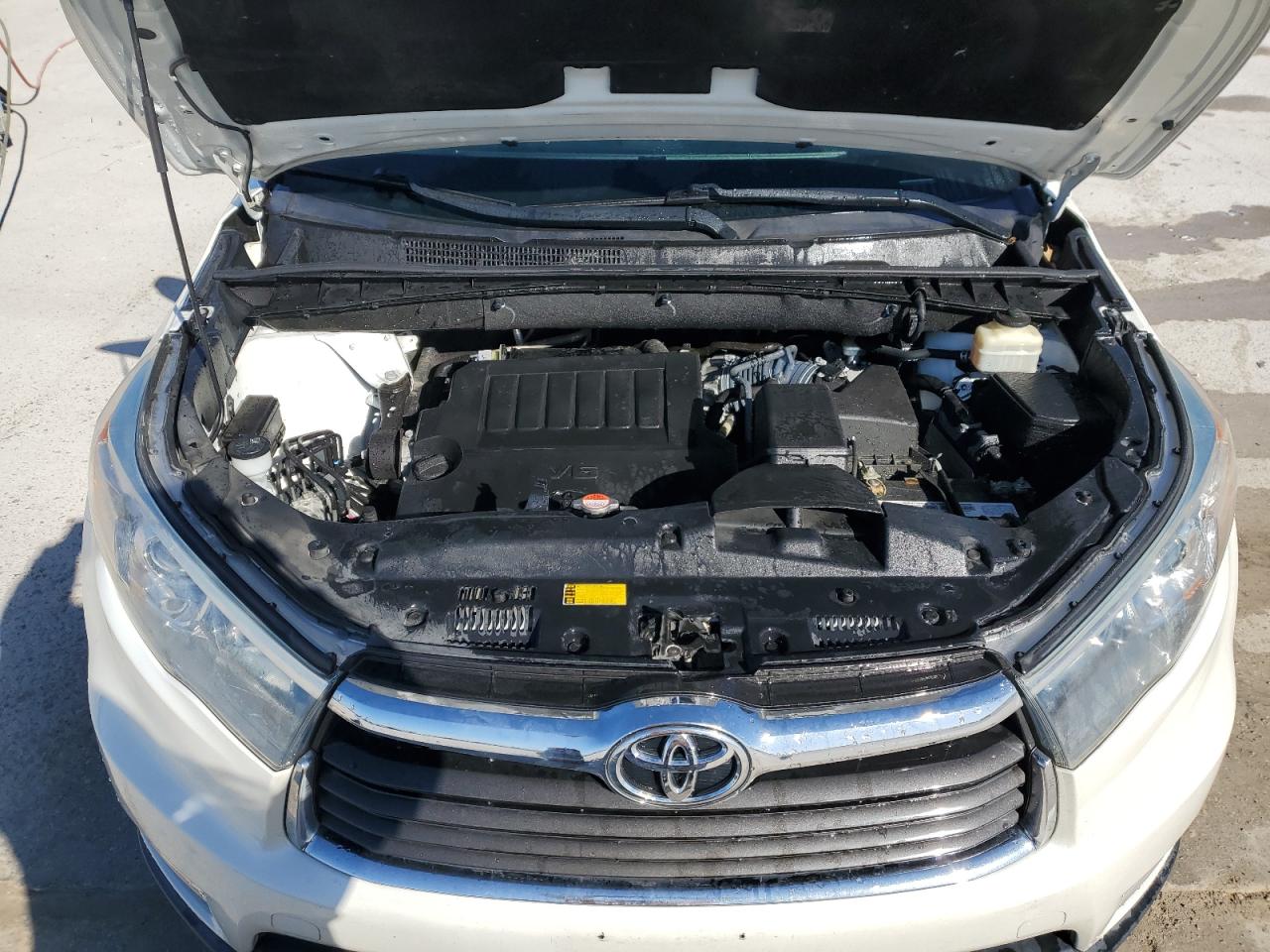 2016 Toyota Highlander VIN 5TDYKRFH9GS159279 Copart auction photo, rear end / minor dent/scratches damage thumbnail 14
