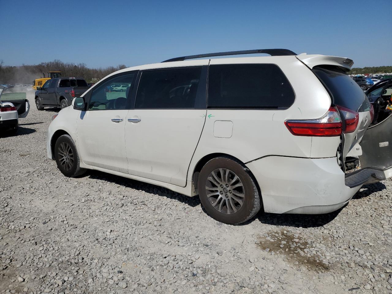 2019 Toyota Sienna VIN 5TDYZ3DC6KS983720 Copart auction photo, rear end / minor dent/scratches damage thumbnail 2