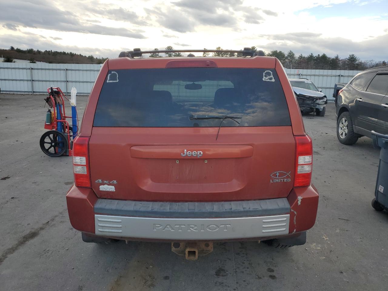 2008 Jeep Liberty (Patriot) VIN 1J8FF48W98D680261 Copart auction photo, side / front end damage thumbnail 6