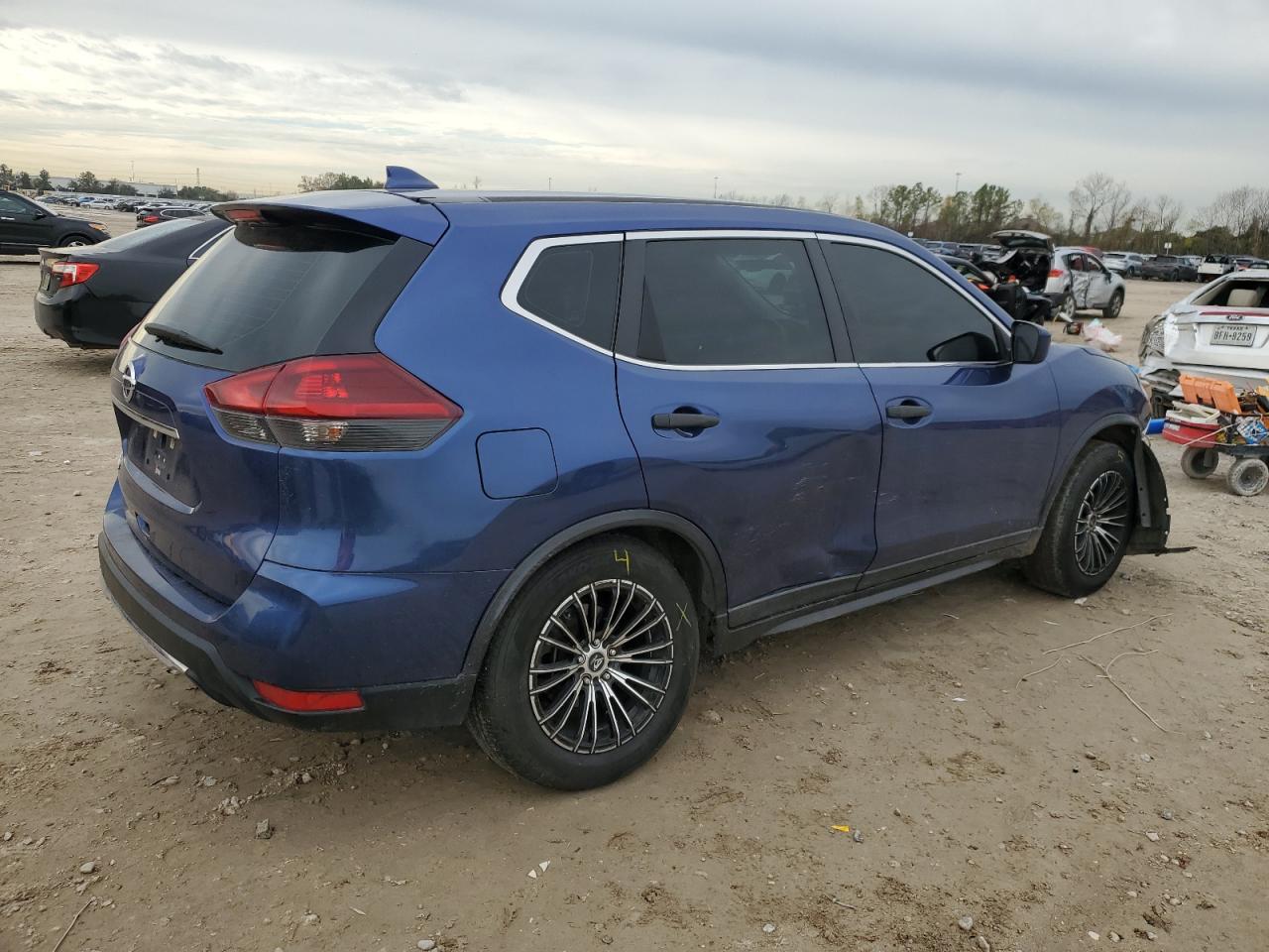 2018 Nissan Rogue VIN 5N1AT2MT4JC732266 Copart auction photo, front end / side damage thumbnail 3
