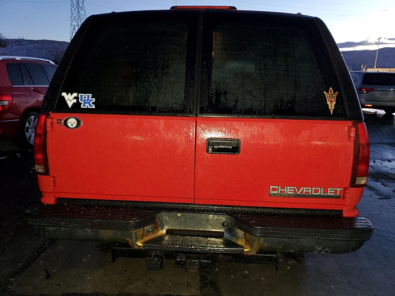 1999 Chevrolet Suburban VIN 1GNFK16R0XJ574173 Copart auction photo, front end damage thumbnail 6