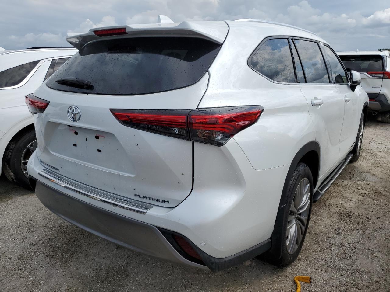 2022 Toyota Highlander VIN 5TDFZRAH6NS130958 Copart auction photo, water/flood damage thumbnail 3
