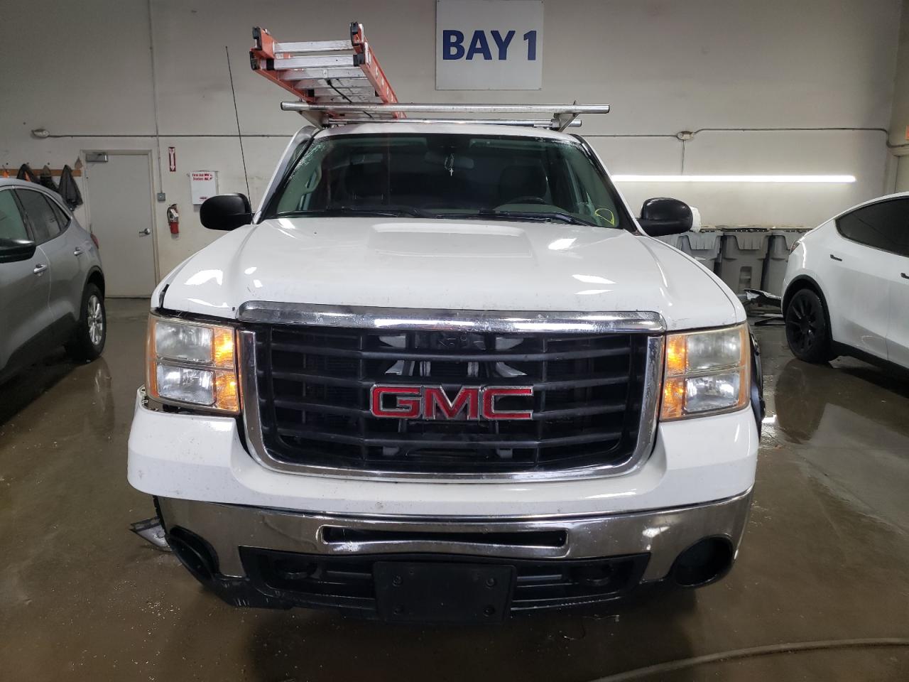 2008 GMC Sierra VIN 1GTHK24K98E165015 Copart auction photo, front end / side damage thumbnail 5