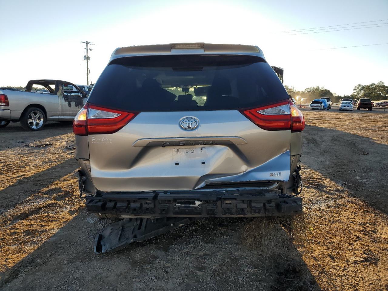 2018 Toyota Sienna VIN 5TDYZ3DC7JS963698 Copart auction photo, all over damage thumbnail 6
