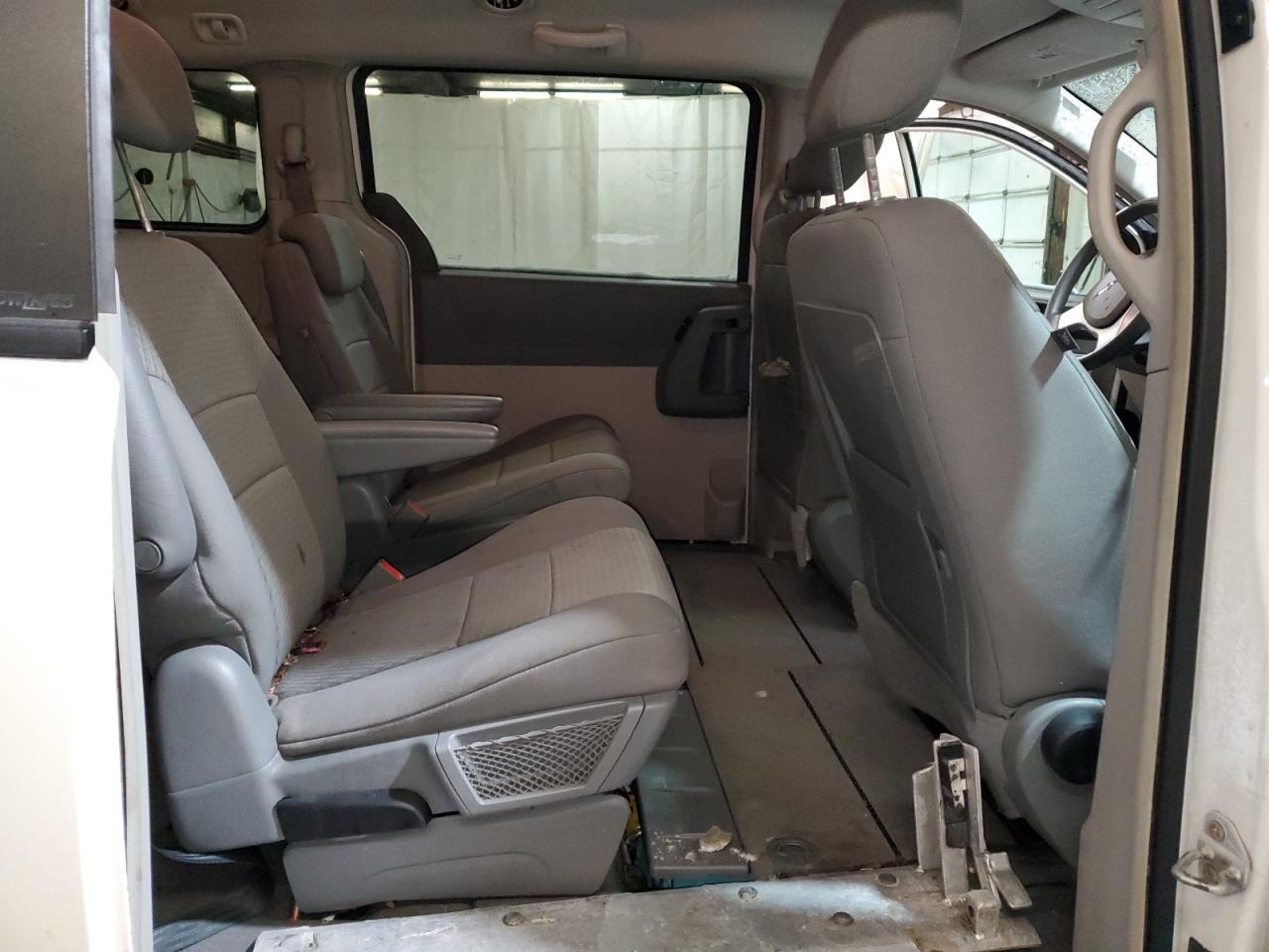 2008 Chrysler Town & Country VIN 2A8HR44H18R623704 Copart auction photo, rear end / side damage thumbnail 11