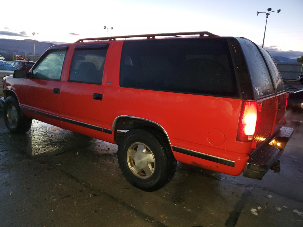 1999 Chevrolet Suburban VIN 1GNFK16R0XJ574173 Copart auction photo, front end damage thumbnail 2