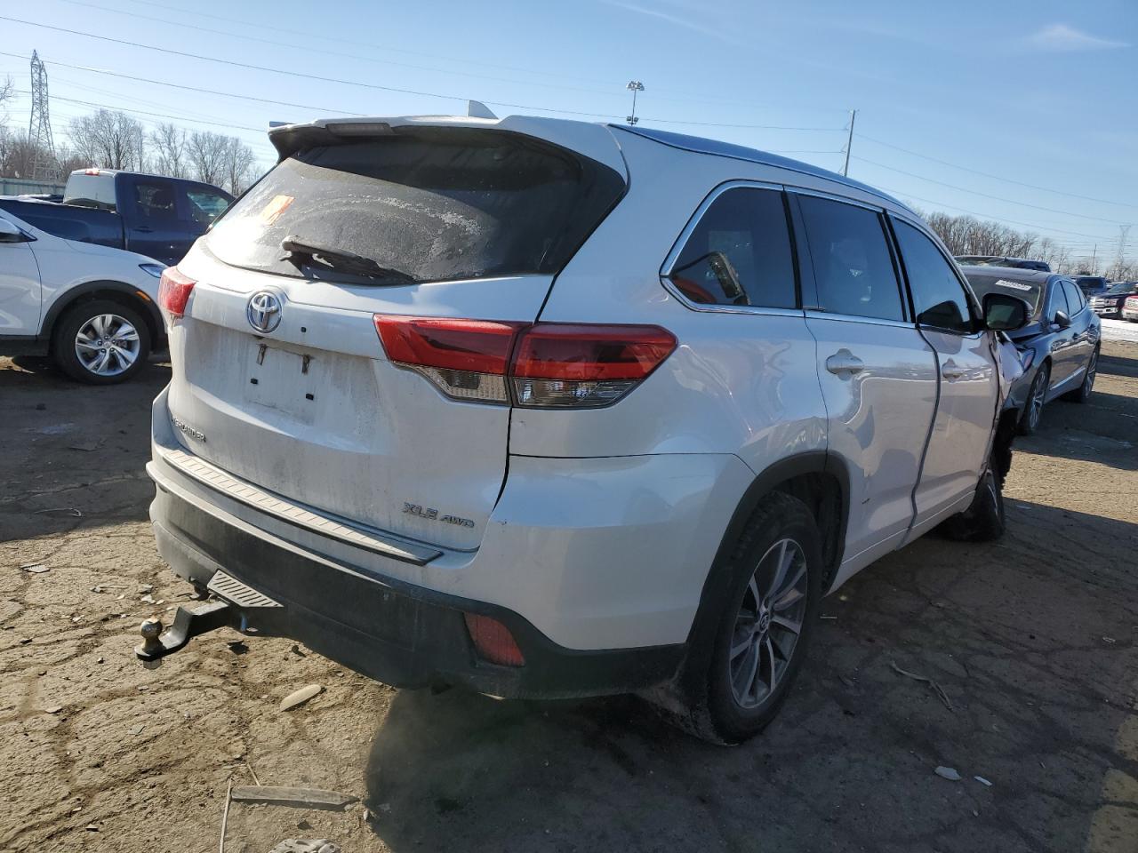 2018 Toyota Highlander VIN 5TDJZRFH8JS843597 Copart auction photo, front end damage thumbnail 3