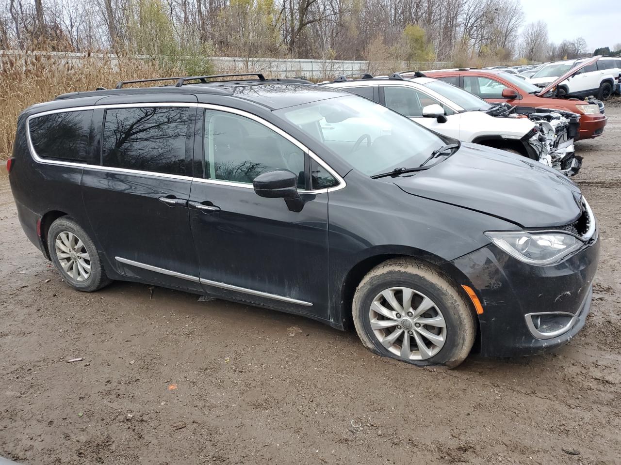 2017 Chrysler Pacifica VIN 2C4RC1BG9HR543945 Copart auction photo, front end / minor dent/scratches damage thumbnail 4