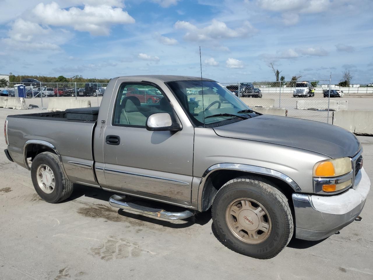 1999 GMC Sierra VIN 1GTEC14V8XZ527685 Copart auction photo, minor dent/scratches damage thumbnail 4