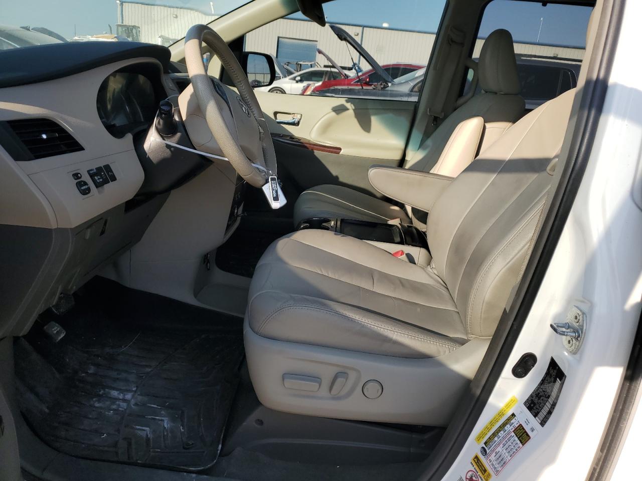 2011 Toyota Sienna VIN 5TDYK3DC9BS164768 Copart auction photo, front end / minor dent/scratches damage thumbnail 7