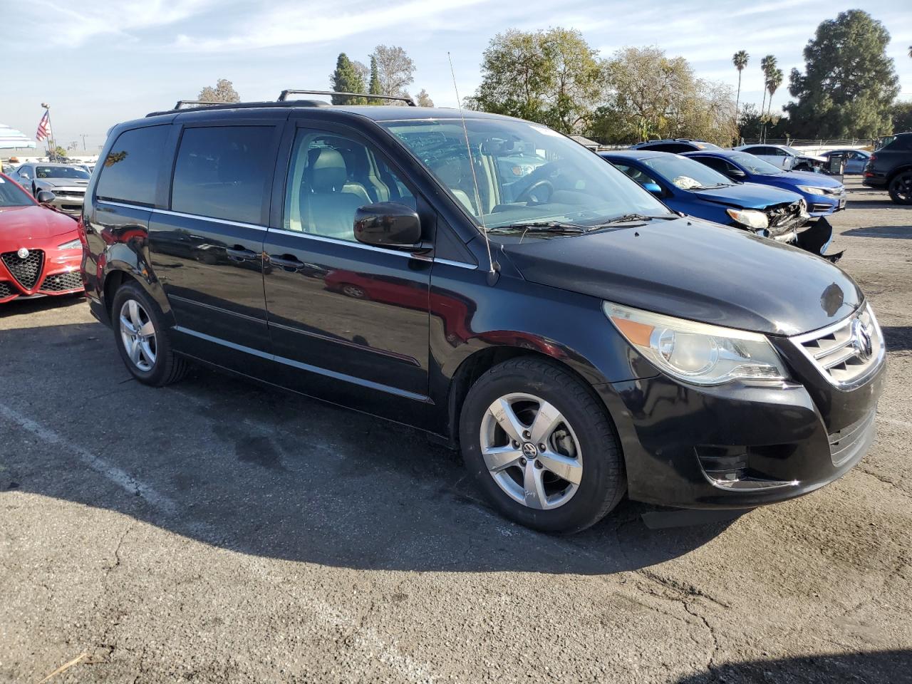 2011 Volkswagen Routan VIN 2V4RW5DG0BR669510 Copart auction photo, front end / minor dent/scratches damage thumbnail 4