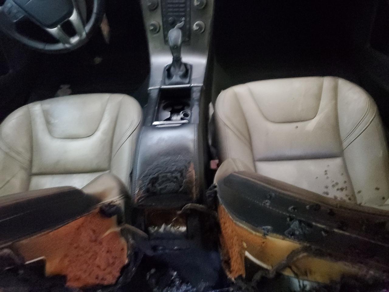 2017 Volvo S60 VIN LYV402TM5HB151572 Copart auction photo, burn - interior damage thumbnail 8