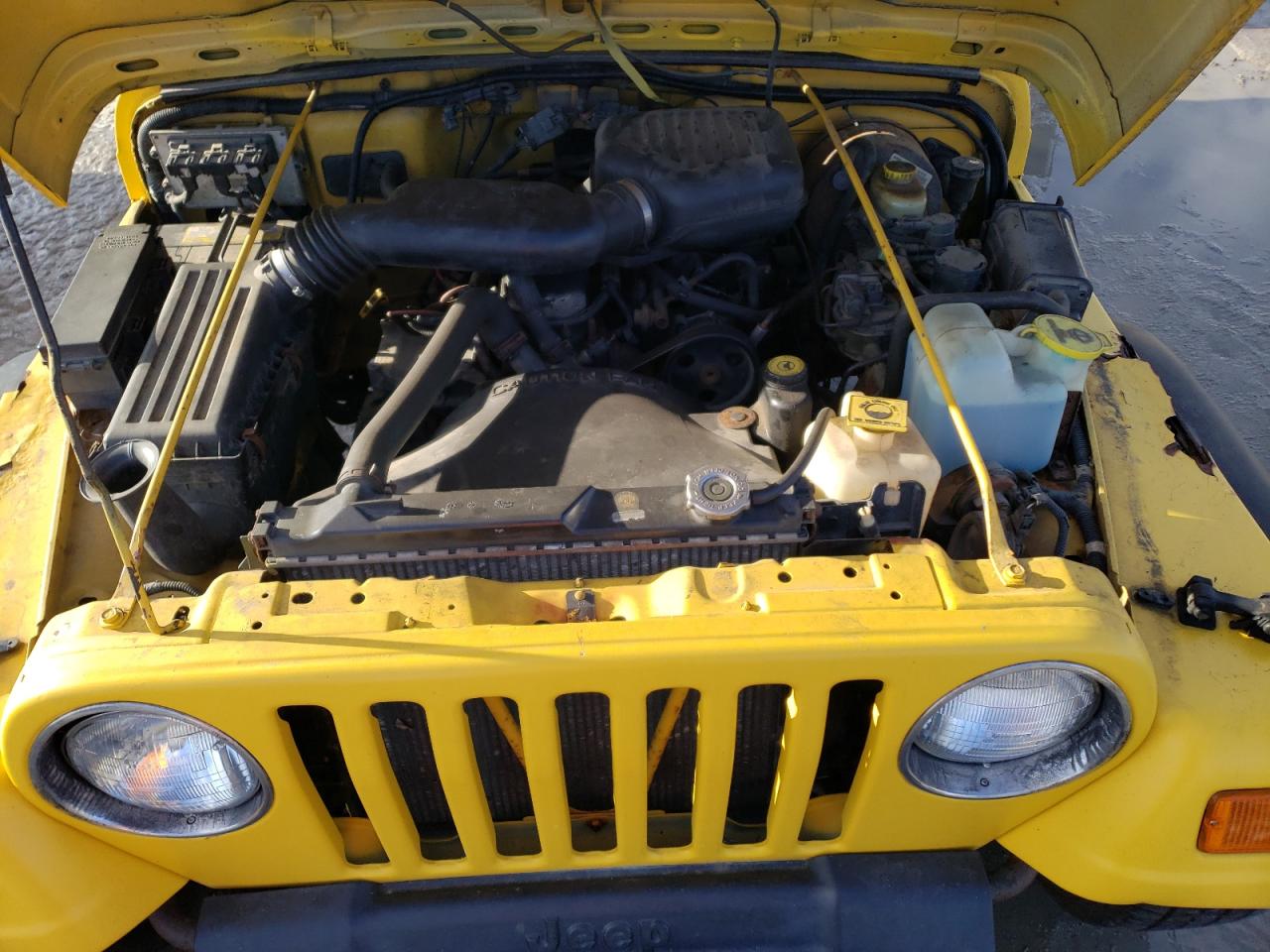 2000 Jeep Wrangler VIN 1J4FA29P4YP791584 Copart auction photo, minor dent/scratches / front end damage thumbnail 11