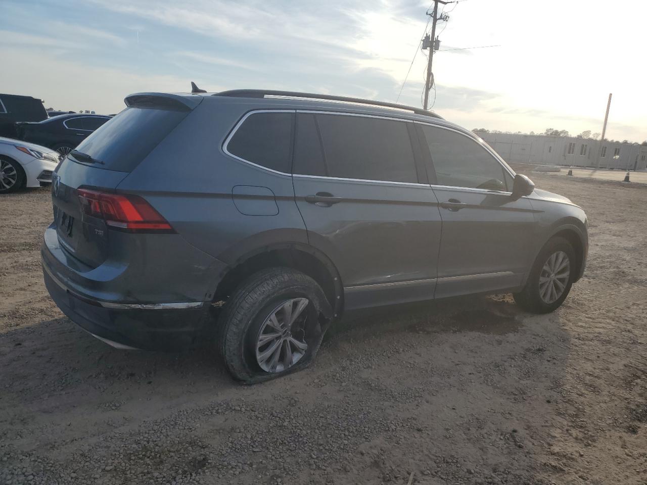 2018 Volkswagen Tiguan VIN 3VV3B7AX8JM039902 Copart auction photo, all over damage thumbnail 3