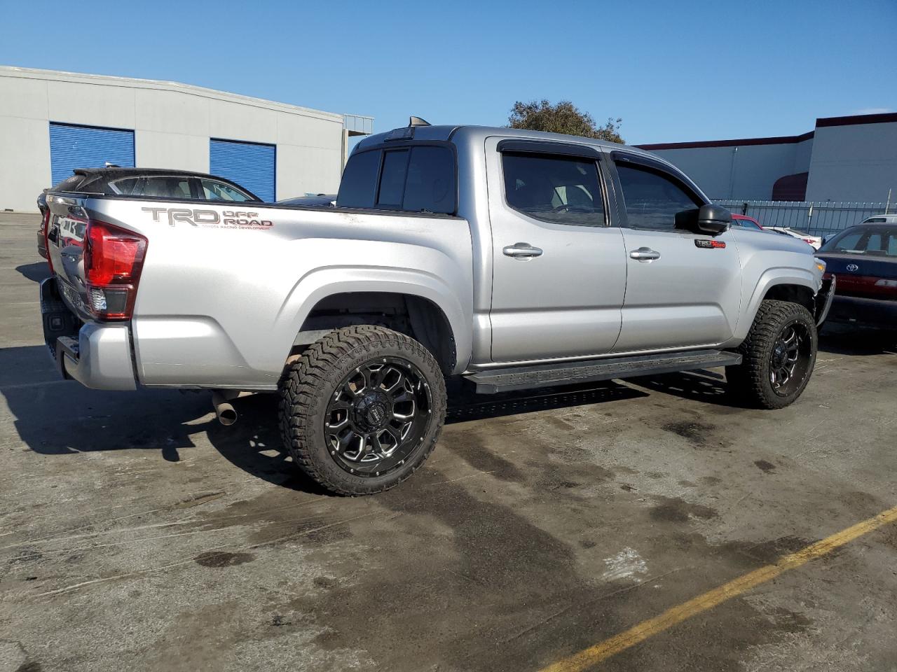 2019 Toyota Tacoma VIN 5TFAX5GNXKX136256 Copart auction photo, front end / side damage thumbnail 3