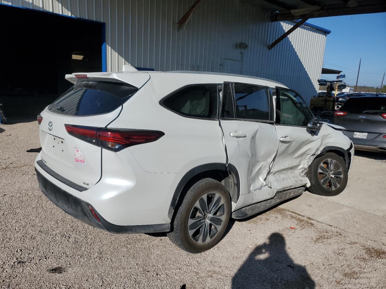 2022 Toyota Highlander VIN 5TDGZRAH8NS546532 Copart auction photo, side / front end damage thumbnail 3