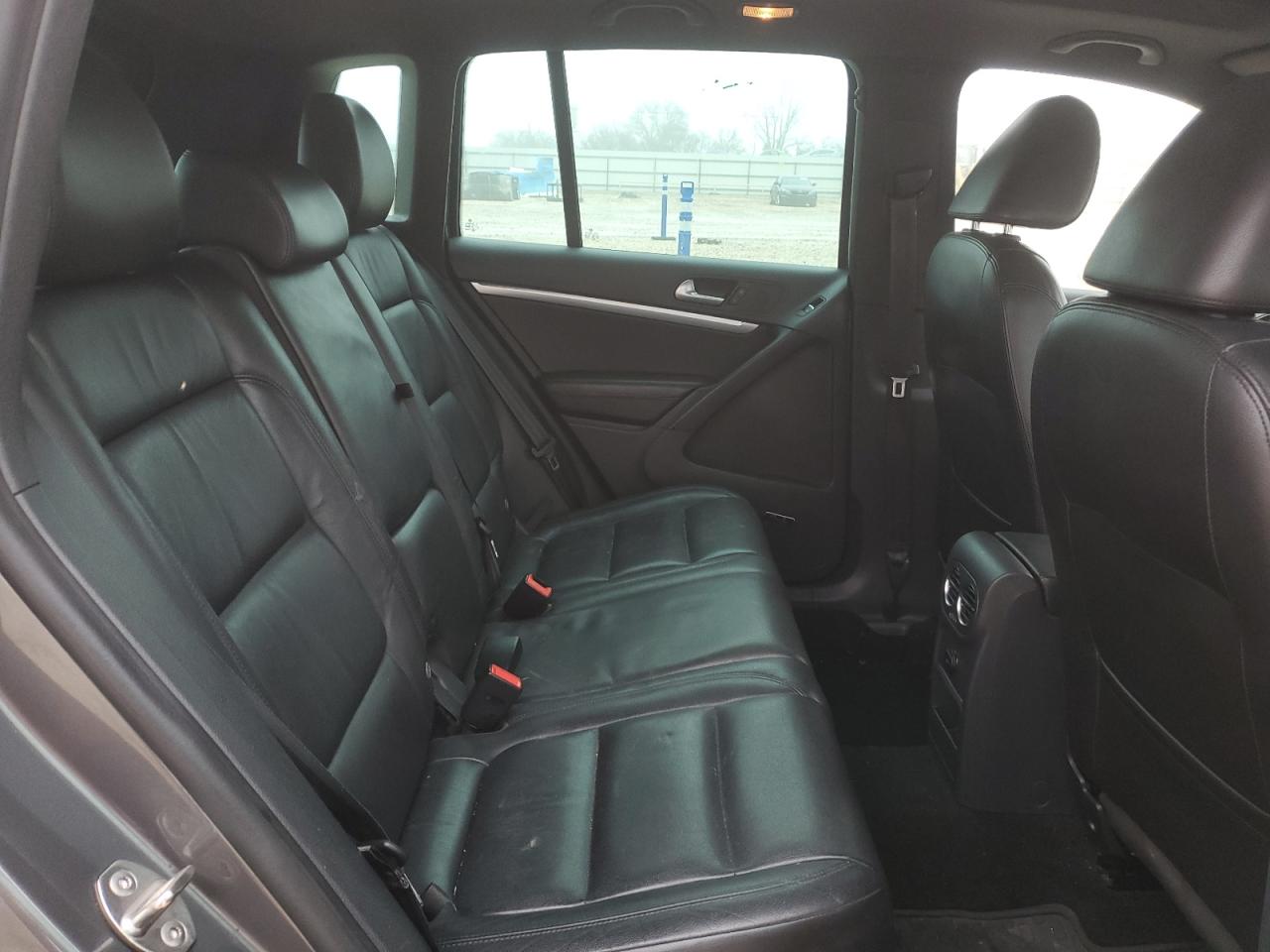 2015 Volkswagen Tiguan VIN WVGBV7AX8FW558162 Copart auction photo, rear end / minor dent/scratches damage thumbnail 11