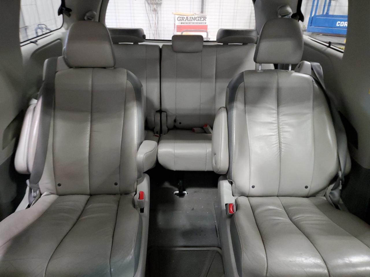 2011 Toyota Sienna VIN 5TDYK3DCXBS015172 Copart auction photo, rear end damage thumbnail 10