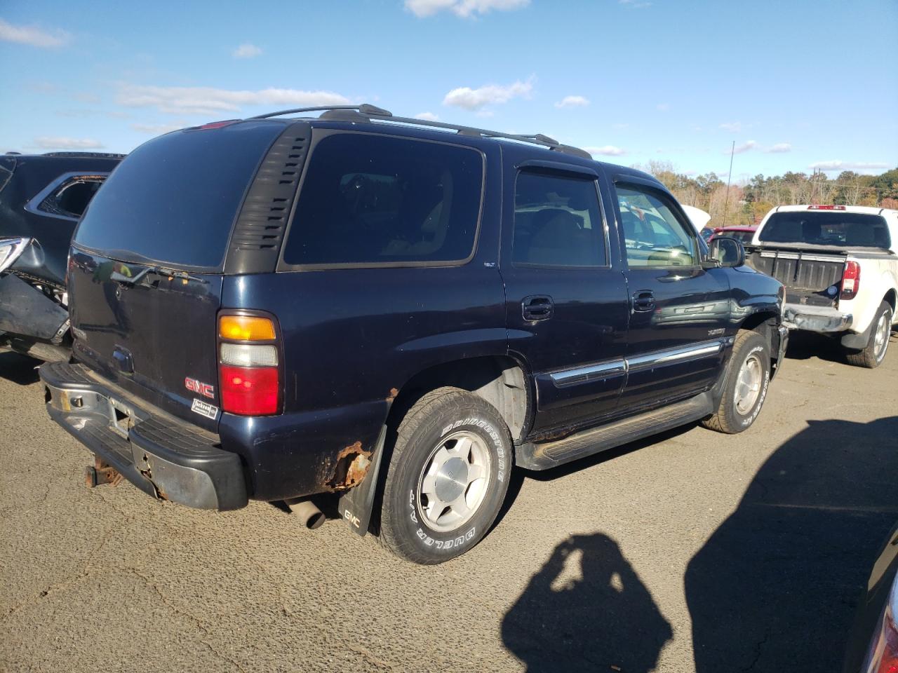 2004 GMC Yukon VIN 1GKEK13T64J315403 Copart auction photo, minor dent/scratches damage thumbnail 3